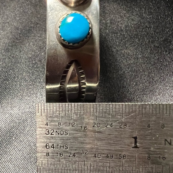 Dean Brown cuff sterling silver vintage bracelet with 5 round turquoise. - Picture 14 of 14